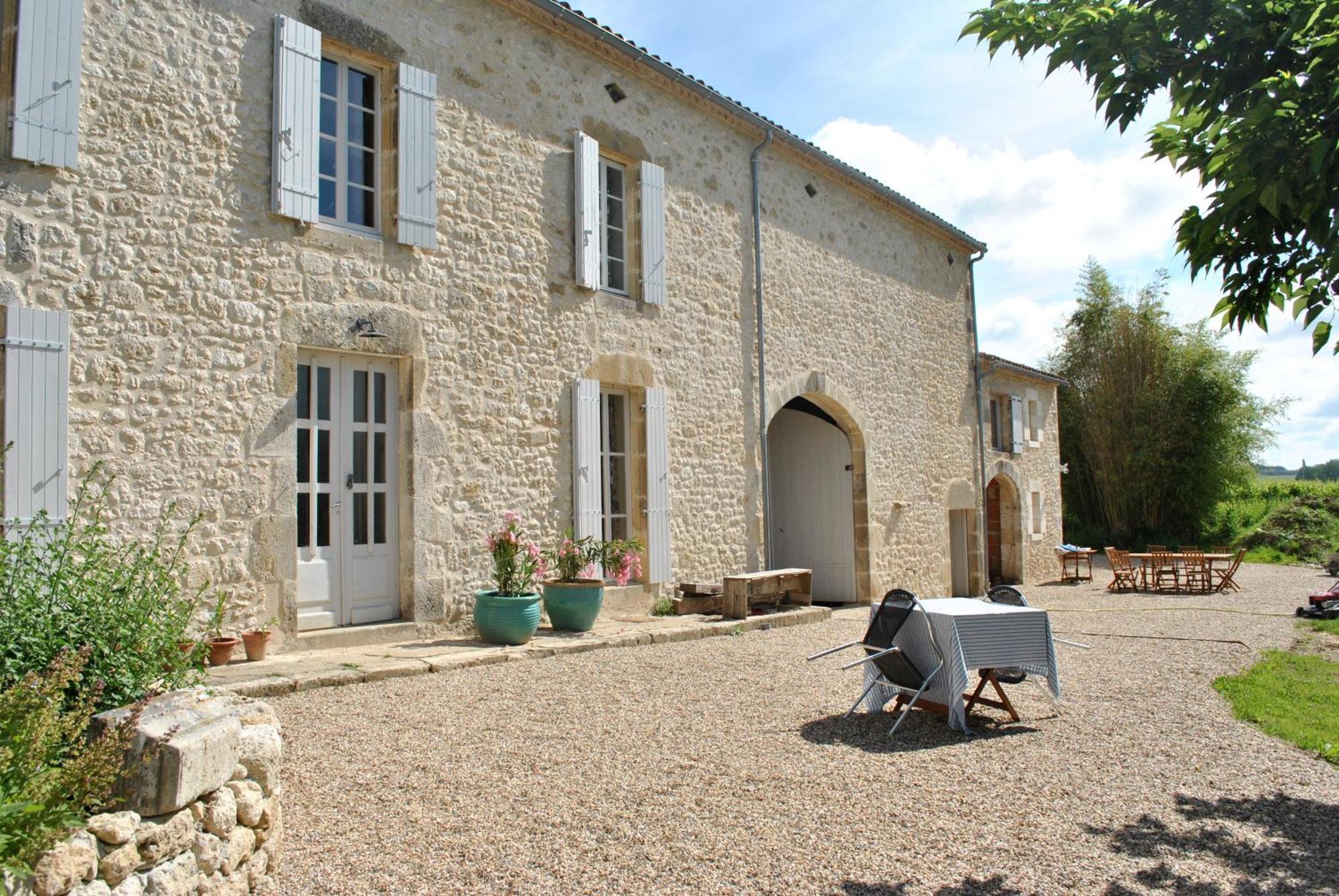 Les Foucauds Hotel Saint-Quentin-de-Caplong Exterior photo